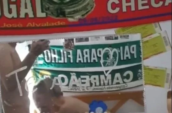 Velha tuga chupa pila na cama enquanto é filmada sem saber.