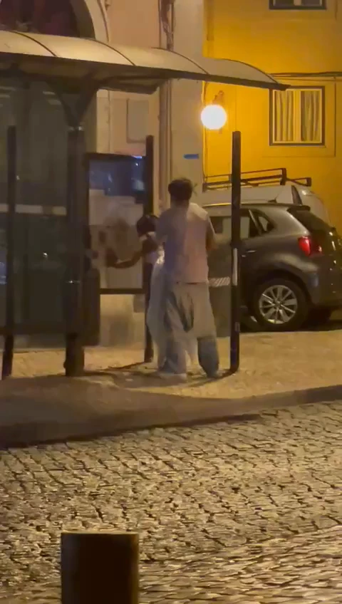 Jovens portugueses fodem em público na paragem de autocarros