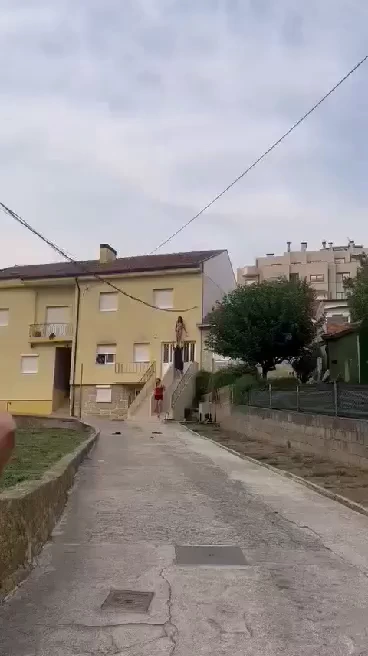 Portuguesa maluca drogada nua em público