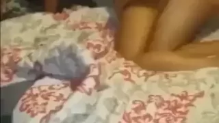 Corno tuga deixa mulher foder com amigos