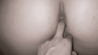 Namorada Comida Deitada na cama e usada por namorado.