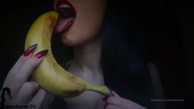 Tatiana Neves Nude a chupar uma Banana Bem Grande