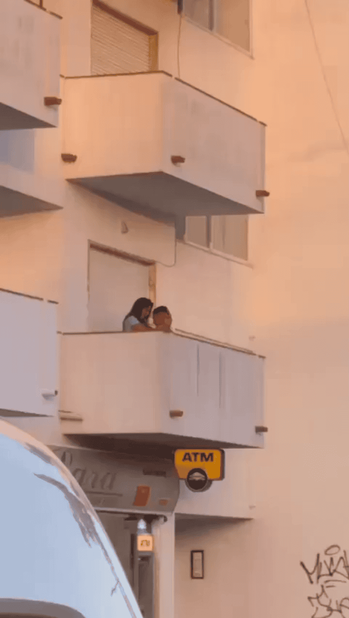 Casal de Albufeira fode na varanda da Avenida dos