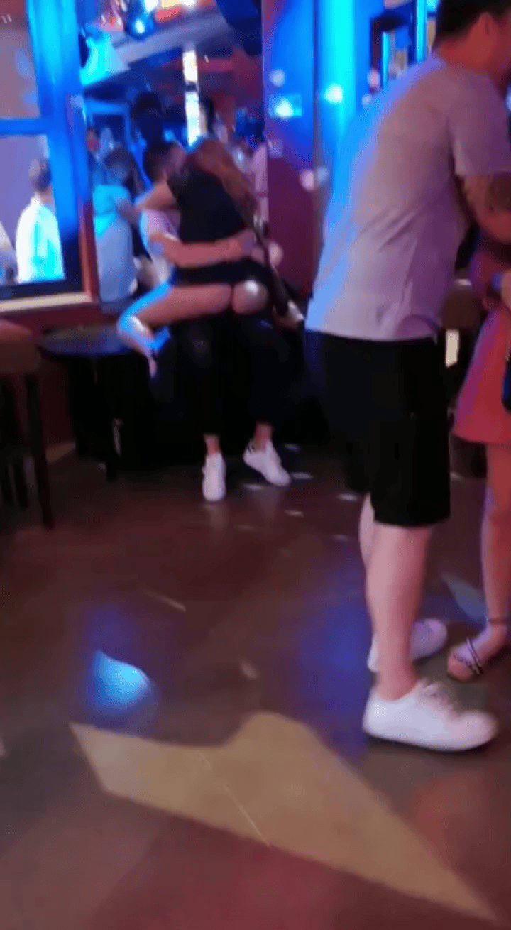 Casal do Algarve a comerem-se numa Discoteca