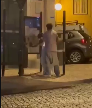 casal a foder na paragem do autocarro