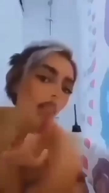 Cigana loira a esfregar a cona